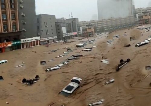 Inundaciones en China dejan 10 mil evacuados y el metro inundado