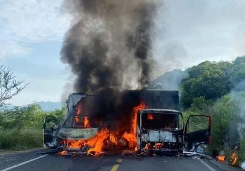 CJNG quema vehículos, bloquea carreteras y atacan a policías en Michoacán
