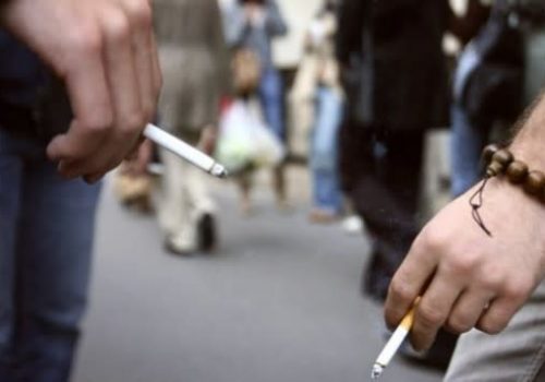 Prohiben consumo del cigarro en espacios públicos