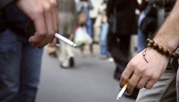 Prohiben consumo del cigarro en espacios públicos