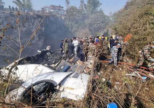 Encuentran la caja negra del avión que se estrello en Nepal