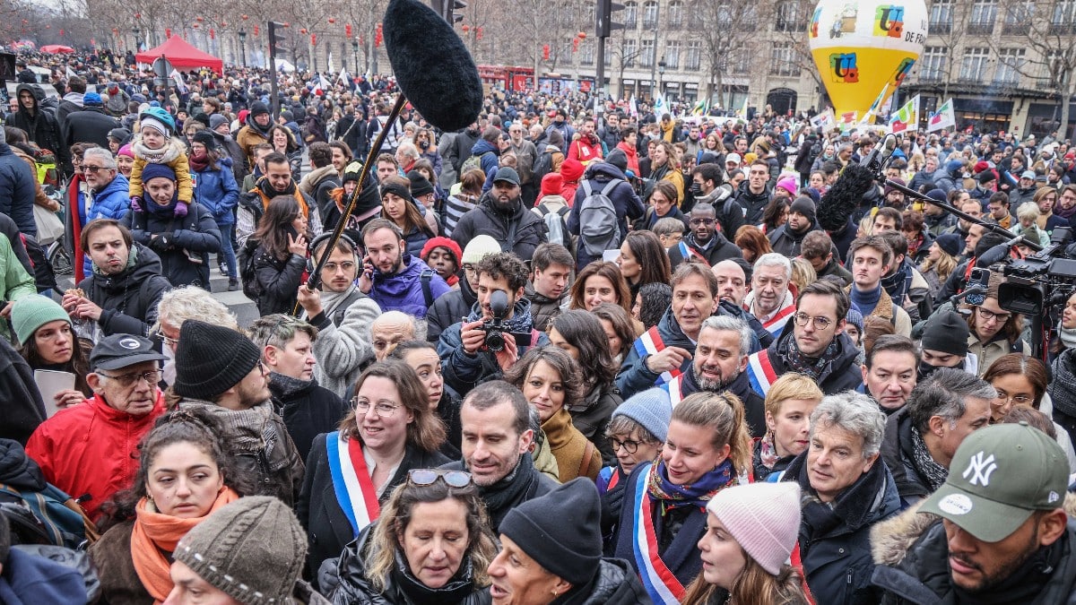 Franceses protestan por el aumento de la edad de jubilación tras reforma de Macron