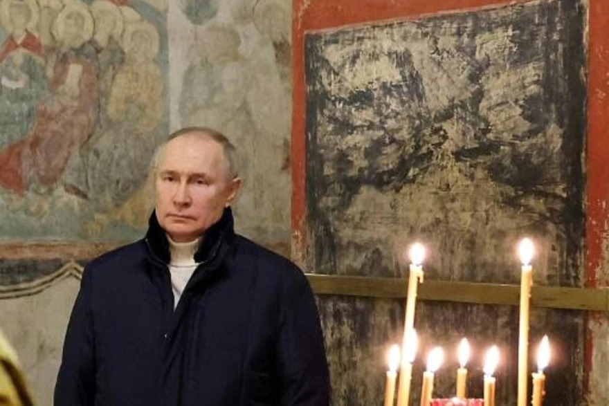 Acude solo, Vladimir Putin a la iglesia para celebrar la Navidad Ortodoxa