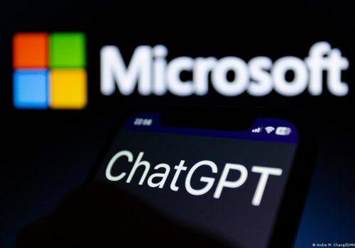 Microsoft ajustara a ChatGPT para evitar que se salga de control