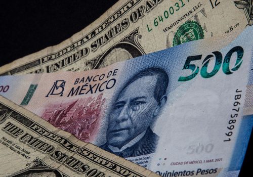Avanza peso mexicano frente al debilitamiento del dólar
