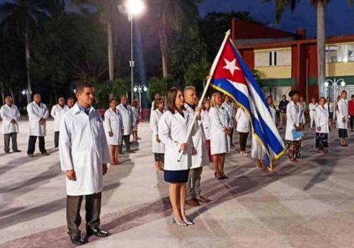 Se suman 61 médicos cubanos a IMSS-Bienestar previo a la visita de Díaz-Canel