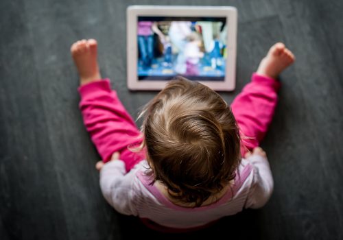 ¿Cuanto tiempo deberian pasar los niños frente a una pantalla?