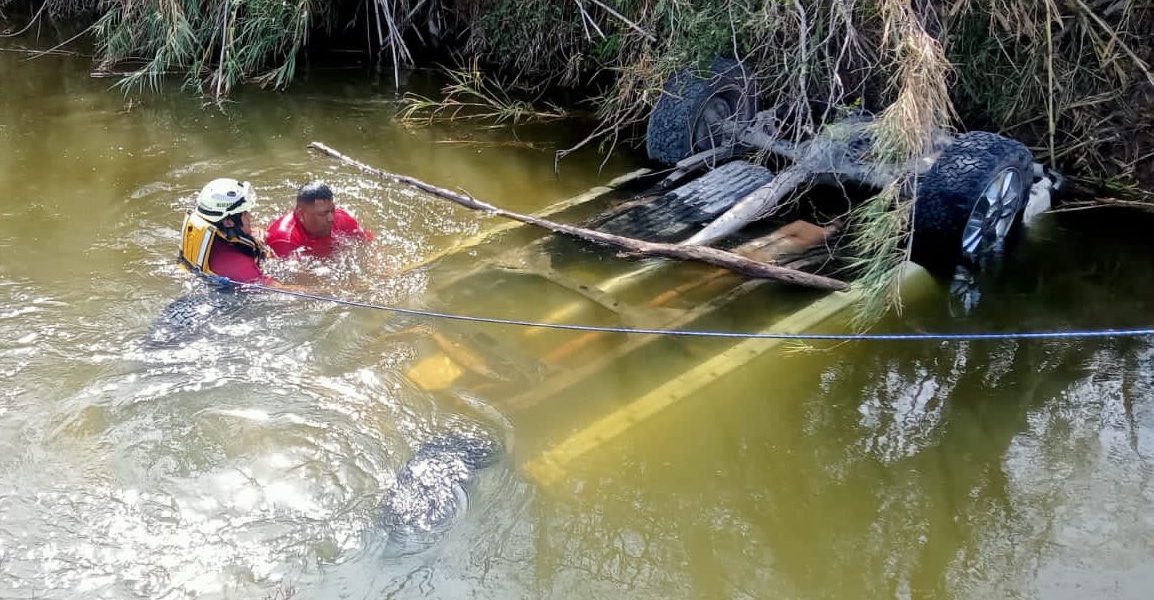 Encuentran 14 cuerpos dentro de camioneta sumergida en un canal en Nuevo León