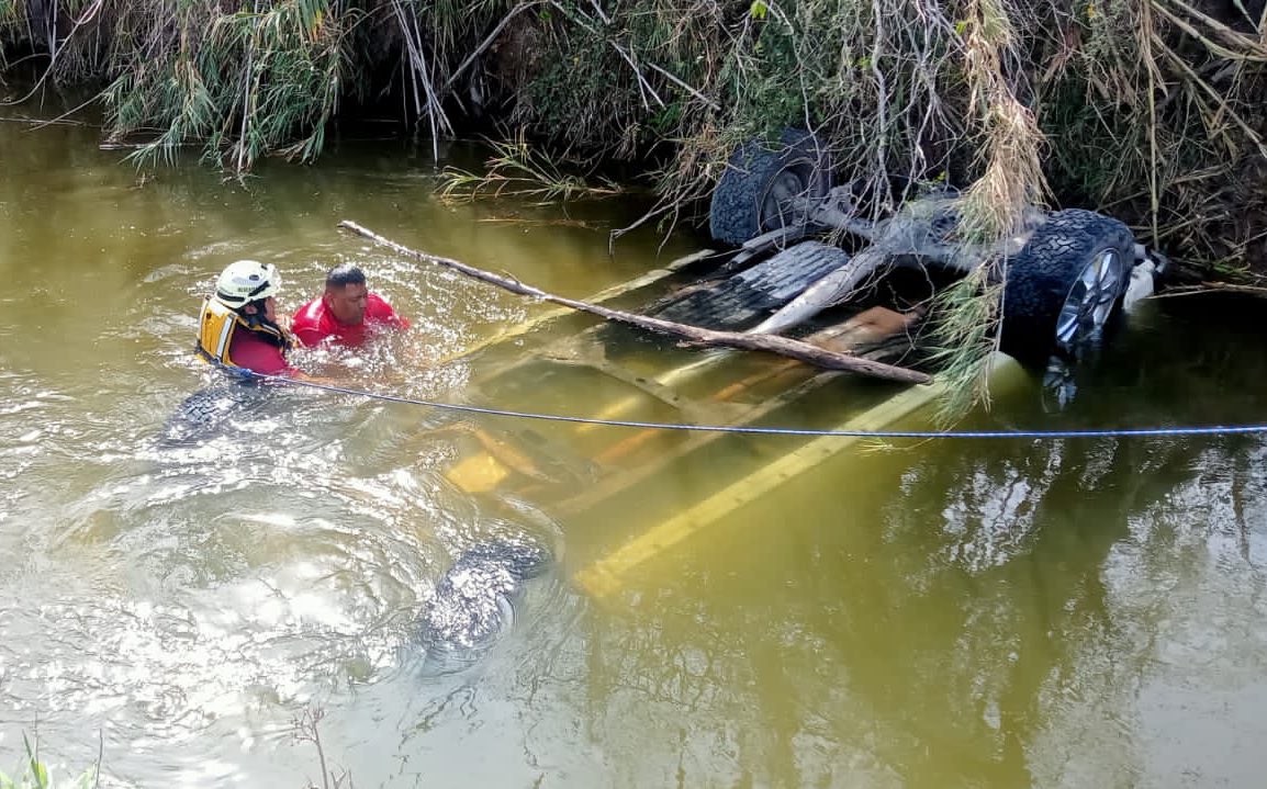 Encuentran 14 cuerpos dentro de camioneta sumergida en un canal en Nuevo León