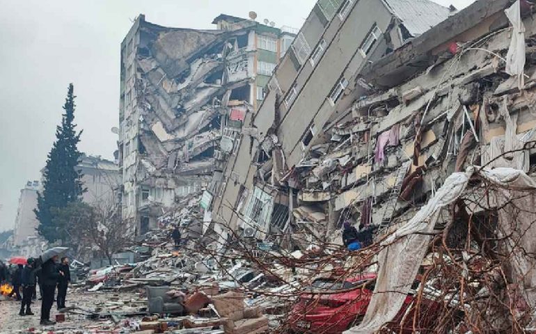 Continuan labores de rescate en Turquía y Siria tras sismo que ha dejado más de 21 mil muertos
