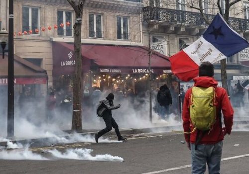 Continúan las protestas masivas en Francia contra la reforma de pensiones de Macron