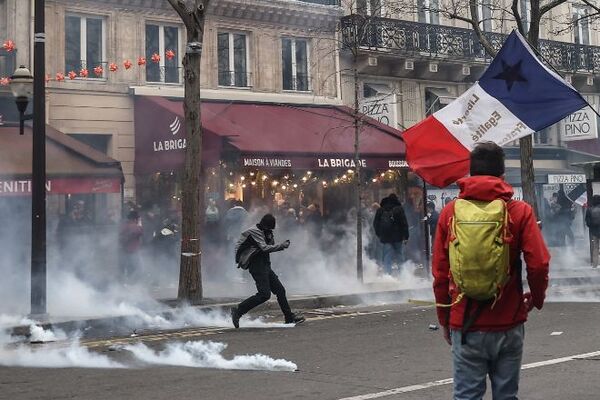 Continúan las protestas masivas en Francia contra la reforma de pensiones de Macron