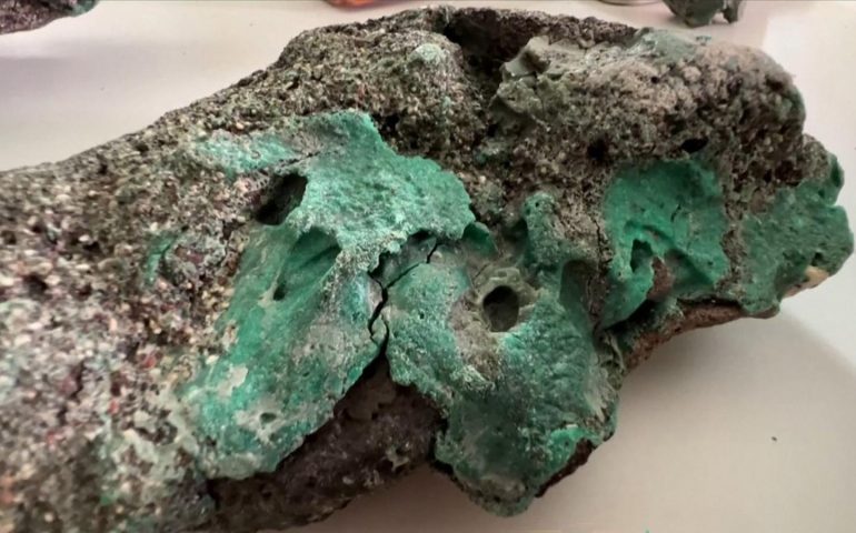 Descubren rocas formadas por restos de plástico en isla volcánica de Brasil.
