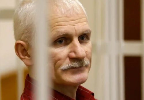 Condenan a Nobel de la Paz a 10 años de cárcel en Bielorrusia