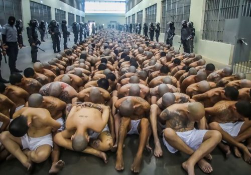 300 días sin homicidios, El Salvador inaugura la cárcel más grande del mundo