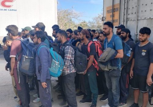 Polleros abandonan a 32 migrantes de la India en Yucatán