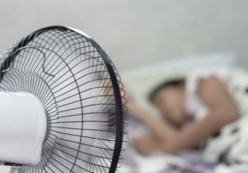 Los efectos negativos de dormir con el ventilador encendido