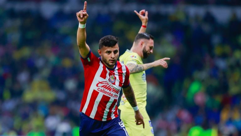 Árbitro saca amarilla tras insulto de Alexis Vega a jugador de Chivas