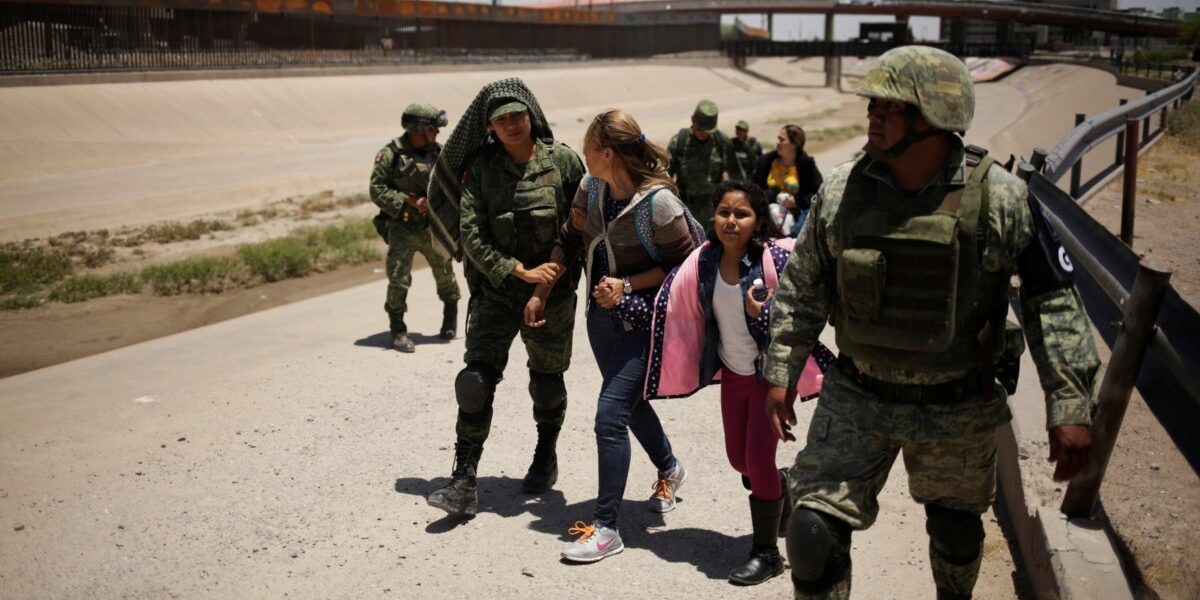 EE.UU. despliega soldados en la frontera con México antes del levantamiento del Titulo 42