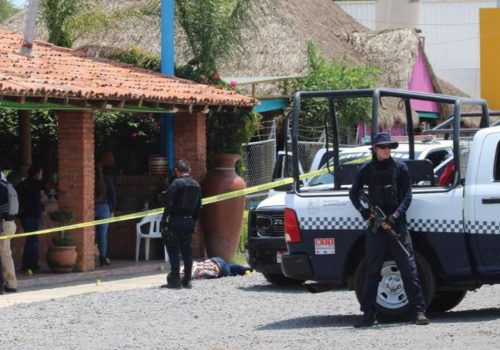 Ataque armado a restáurate deja a tres personas sin vida en Michoacán