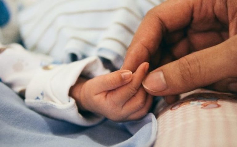 Nace el primer bebé con ADN de tres personas en el Reino Unido