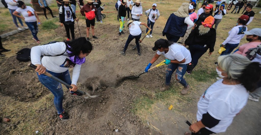 Colectivo descubre fosas clandestinas con restos humanos en Jalisco