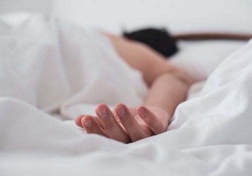 Los riesgos de dormir boca abajo: Impacto en la columna y la salud