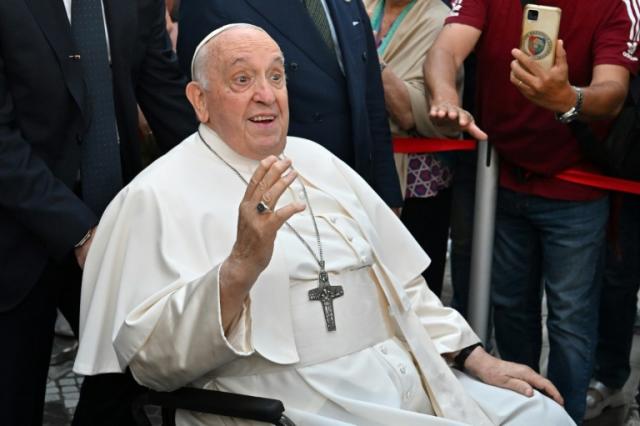 Papa Francisco es dado de alta tras operación y regresa al Vaticano