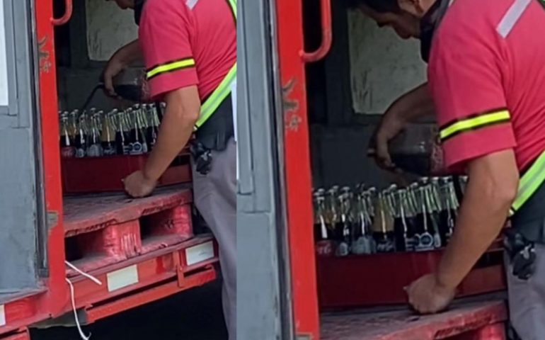 Captan a trabajadores de Coca Cola rellenando botellas sucias con liquido de otras botellas #Video