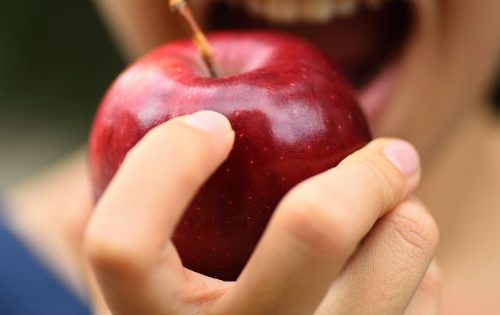 Estudio revela que la manzana reduce el riesgo de varios tipos de cáncer