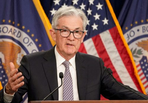 Fed mantiene tasas de interés y prevé aumentos
