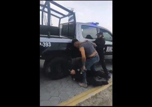 VIDEO ENERGÚMENO GOLPEÓ SALVAJEMENTE A MUJER POLICÍA