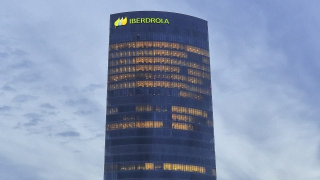 Gobierno e Iberdrola oficializan venta, pero aun conserva el 45% de su negocio en México