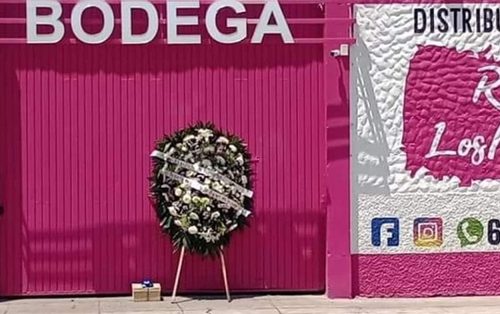 Dejan como regalo, genitales de un hombre afura de una floreria en Sinaloa