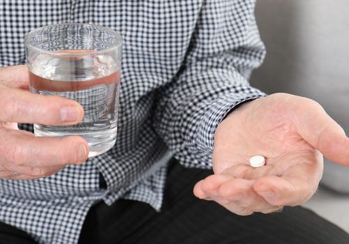 Uso frecuente de aspirina incrementa riesgo de sangrado cerebral
