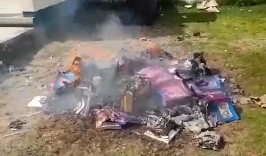 Familias mayas tzotziles queman libros de la SEP en Chiapas