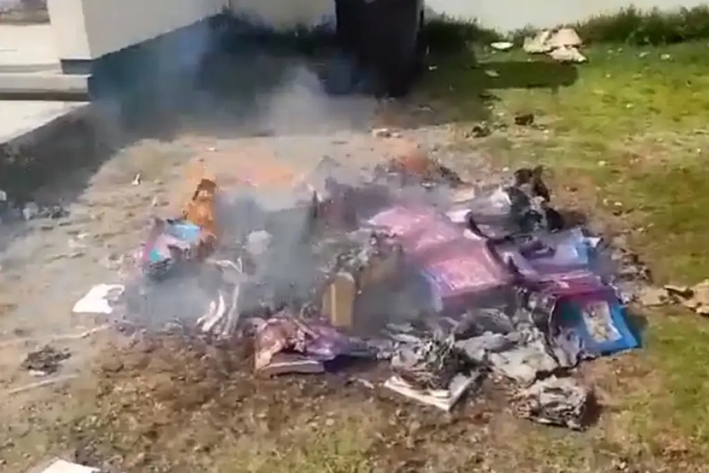 Familias mayas tzotziles queman libros de la SEP en Chiapas