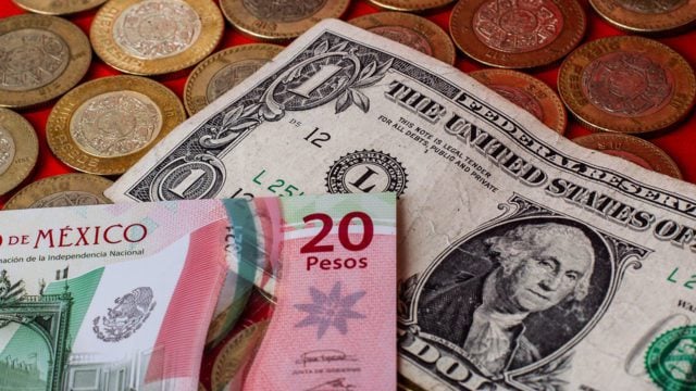 Peso mexicano se desprecia levemente contra el dólar