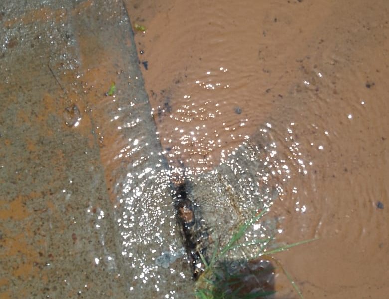 Reportan vecinos de Primo Verdad fuga de agua que no ha sido atendida por CCAPAMA o Veolia