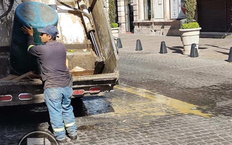 La Crítica Gráfica: Recolectora de basura ensucia la calle Madero
