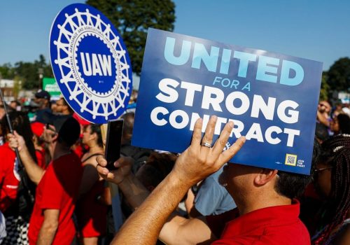 El sindicato United Auto Workers y Stellantis, matriz de Chrysler reanudarán negociaciones