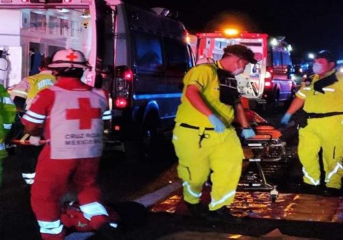 Choque en Oaxaca deja dos muertos y 20 heridos