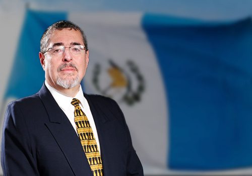 Bernardo Arévalo recibe credencial como presidente electo de Guatemala