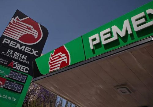 Deudas de Pemex provocan crisis y reclamos en Hacienda