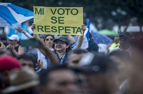 Guatemaltecos se manifiestan contra el golpe de Estado denunciado por Bernardo Arévalo de León