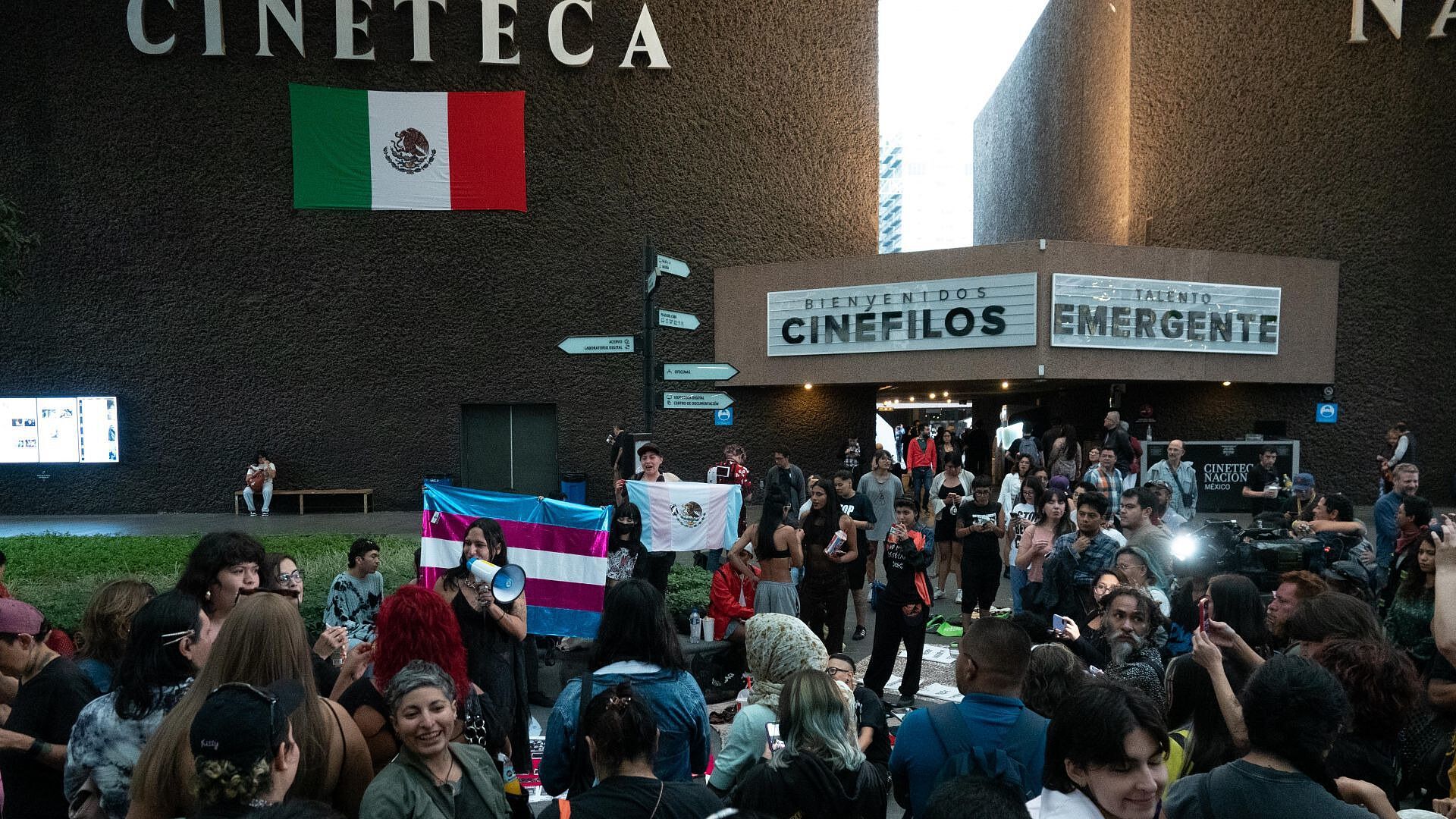Protesta en Cineteca Nacional por expulsión de mujer trans