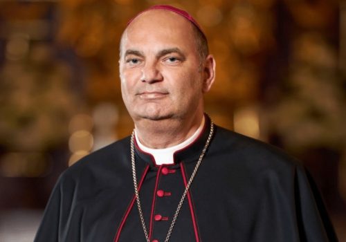 Papa Francisco acepta renuncia de obispo tras escándalos de fiesta sexual con prostituto