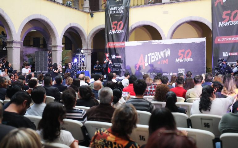 ENCABEZA TERE JIMÉNEZ LA CELEBRACIÓN DEL 50 ANIVERSARIO DE ALTERNATIVA 98 FM