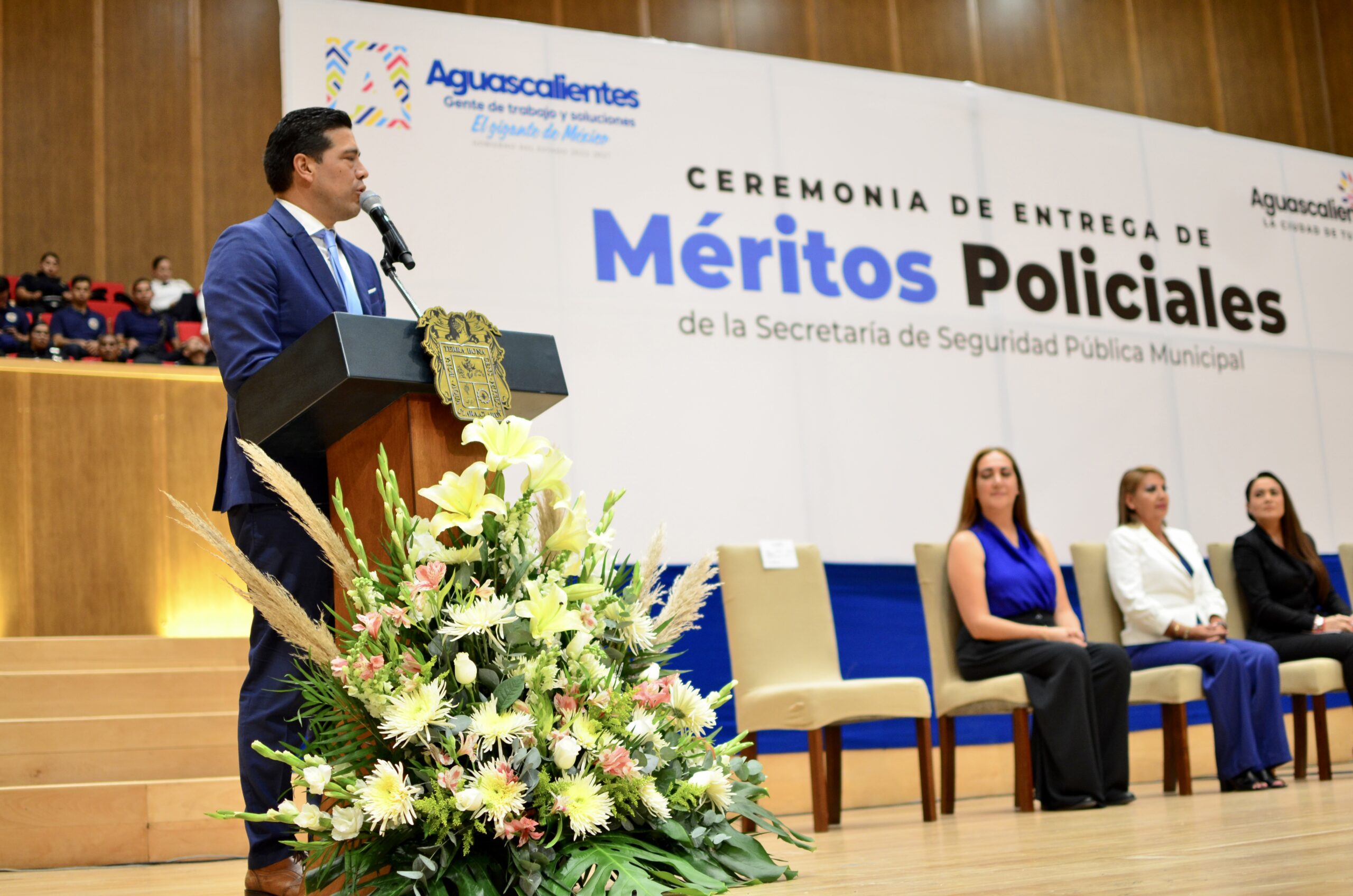 ENTREGAN TERE JIMÉNEZ Y LEO MONTAÑEZ RECONOCIMIENTOS AL MÉRITO A POLICÍAS DEL MUNICIPIO DE AGUASCALIENTES