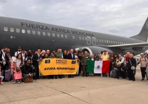 Llegan 158 mexicanos a Madrid tras puente humanitario por al SRE desde Israel